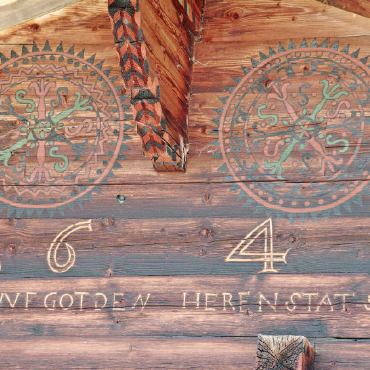 Das «einfache» Haus, zwei ungleiche Wohnstuben und der Losbub - Die gemalten Rosetten mit dem stilisierten Lilienmotiv sind Prachtexemplare. Sie waren farblich verblasst, aber trotz ihres hohen Alters noch genügend sichtbar, um eine gute Grundlage für die Restaurierung zu bilden.