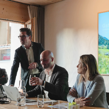 Gewerbeverein: zwischen Fachkräftemangel und Konfliktkultur - Projektleiter Markus Iseli (Zweiter v.l) stellte den aktuellen Stand von «Gstaad Life & Work» vor. Gewerbevereinspräsident Jonas Wanzenried (links) sprach über die Zusammenarbeit von Gewerbe und Gemeinde bezüglich Unternehmensausschlüssen. Rechts: Vorstandsmitglied Nadja Müller (Finanzen) und der scheidende Sekretär Patrick Welten.    FOTOS: SONJA WOLF