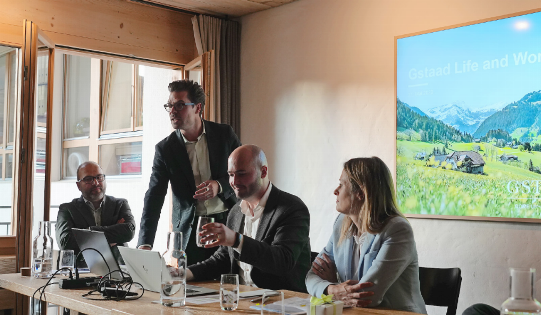 Projektleiter Markus Iseli (Zweiter v.l) stellte den aktuellen Stand von «Gstaad Life & Work» vor. Gewerbevereinspräsident Jonas Wanzenried (links) sprach über die Zusammenarbeit von Gewerbe und Gemeinde bezüglich Unternehmensausschlüssen. Rechts: Vorstandsmitglied Nadja Müller (Finanzen) und der scheidende Sekretär Patrick Welten. FOTOS: SONJA WOLF Projektleiter Markus Iseli (Zweiter v.l) stellte den aktuellen Stand von «Gstaad Life & Work» vor. Gewerbevereinspräsident Jonas Wanzenried (links) sprach über die Zusammenarbeit von Gewerbe und Gemeinde bezüglich Unternehmensausschlüssen. Rechts: Vorstandsmitglied Nadja Müller (Finanzen) und der scheidende Sekretär Patrick Welten. FOTOS: SONJA WOLF