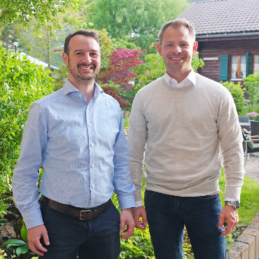 Gewerbeverein: zwischen Fachkräftemangel und Konfliktkultur - Der Gewerbeverein begrüsste zwei neue Mitglieder im Vorstand: Marco Reinle von der T&R Oberland AG (links) ist der neue Sekretär und Lukas Breu von Breu Steiner Rechtsanwälte wird die Projektgruppe Detail verstärken.