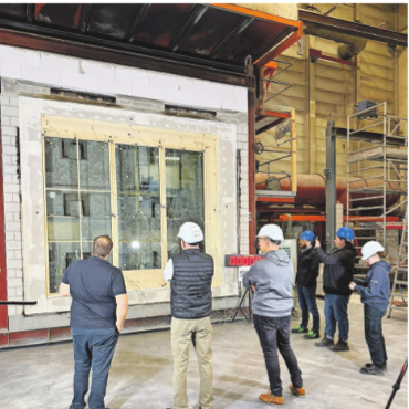 Galler Schreinerei AG erreicht europäische Premiere mit neuem Brandschutzfenster - Fachsimpeln, bevor es losgeht.    FOTOS: ZVG