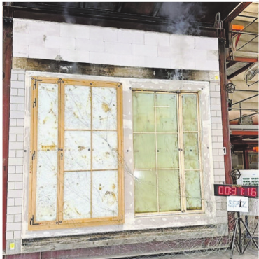 Galler Schreinerei AG erreicht europäische Premiere mit neuem Brandschutzfenster - 2-flügeliges Fenster mit der Innen- und Aussenseite gegen das Feuer gerichtet. Es hat weit über 30 Minuten Stand gehalten.