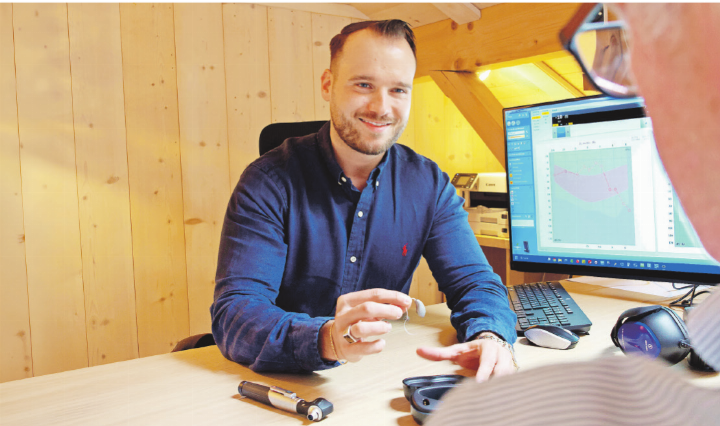Hörakustiker Lars Niklaus berät Sie ab Juni persönlich in Saanen rund ums Thema.