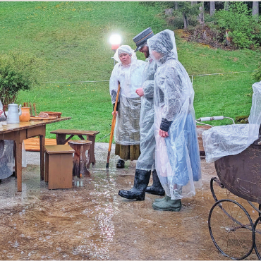«Dann bin ich nicht mehr Lion, sondern Michi» - Der Regen konnte den Schauspielern nichts anhaben. Konzentriert proben sie ihre Szenen.    FOTOS: SONJA WOLF