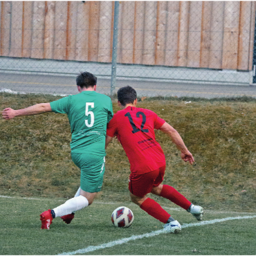 Zwei Vereine, ein Team, ein Traum: der Aufstieg in die 3. Liga - Hart umkämpfte Szene im Spiel von Team Simme/Saane.   FOTO: YARA MINNIG