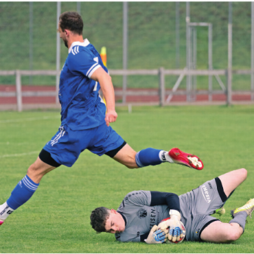 Zwei Vereine, ein Team, ein Traum: der Aufstieg in die 3. Liga - Sicherer Rückhalt: der Torhüter von Team Simme/Saane.   FOTO: YARA MINNIG