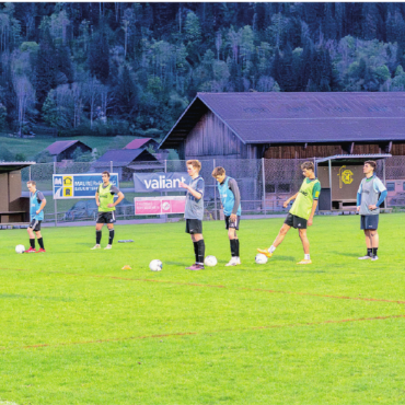 Zwei Vereine, ein Team, ein Traum: der Aufstieg in die 3. Liga - Volle Konzentration im Training von Team Simme/Saane: Zweimal pro Woche kommt die Mannschaft aus dem Saanenland und dem Obersimmental für gemeinsame Trainings zusammen.   FOTOS: JOCELYNE PAGE