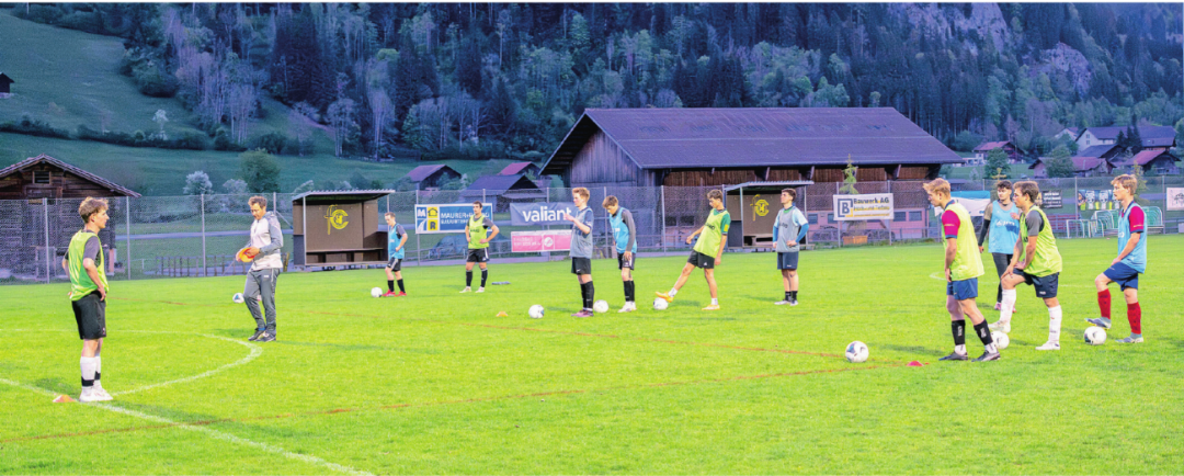 Volle Konzentration im Training von Team Simme/Saane: Zweimal pro Woche kommt die Mannschaft aus dem Saanenland und dem Obersimmental für gemeinsame Trainings zusammen. FOTOS: JOCELYNE PAGE Volle Konzentration im Training von Team Simme/Saane: Zweimal pro Woche kommt die Mannschaft aus dem Saanenland und dem Obersimmental für gemeinsame Trainings zusammen. FOTOS: JOCELYNE PAGE