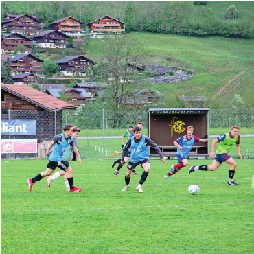 Zwei Vereine, ein Team, ein Traum: der Aufstieg in die 3. Liga - Körpereinsatz und Tempo gehören beim Training dazu.