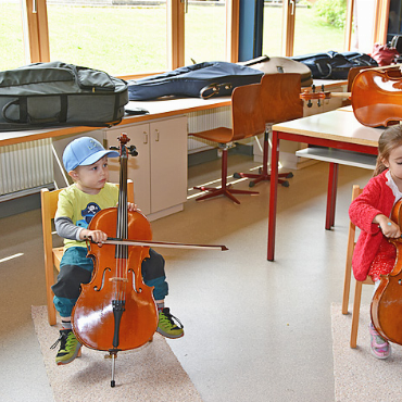 Schnuppertag der MSSO - Wie fühlt es sich an, wie wird der Ton erzeugt? Der Schnuppertag bietet diese Gelegenheit – hautnah Instrumente Ausprobieren und dabei das Lieblingsinstrument finden.   FOTO: ANITA MOSER
