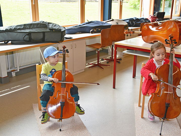 Wie fühlt es sich an, wie wird der Ton erzeugt? Der Schnuppertag bietet diese Gelegenheit – hautnah Instrumente Ausprobieren und dabei das Lieblingsinstrument finden.   FOTO: ANITA MOSER