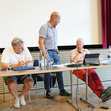 Letzte GV besiegelt das Ende der Eisbahn AG - Anerkennung zum Abschluss eines Kapitels: Peter Brand (Mitte) dankte Präsident Stefan Romang (rechts) für dessen langjährigen Einsatz für die Eisbahn Gstaad AG. Links Verwaltungsrat Patrick Zürcher.    FOTO: SONJA WOLF