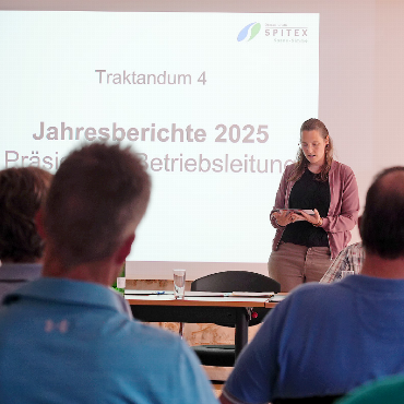 Ein Erbe stellt die Spitex Saane-Simme vor Fragen - Ariane Beetschen, Betriebsleiterin, präsentiert die Kennzahlen.    FOTOS: JONATHAN SCHOPFER