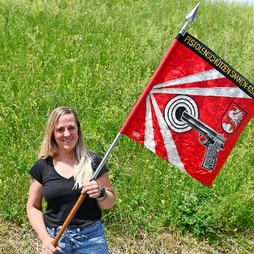 Mirjam Wehren wird erste Fähnrichin der Geschichte - Mirjam Wehren, die erste Fähnrichin der Pistolenschützen Saanen-Gstaad.    FOTOS: ZVG