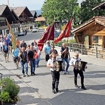 Mirjam Wehren wird erste Fähnrichin der Geschichte - Traditioneller Umzug durch Gsteig.