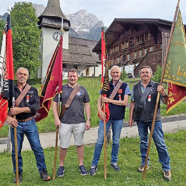 Mirjam Wehren wird erste Fähnrichin der Geschichte - Die neuen Fähnriche: v.l. Rolf Kunz, Schützengesellschaft Saanenmöser, Patrick Müllener, Feldschützen Gsteig, Marc Matti, Feldschützen Gstaad, und Markus Oehrli, Feldschützen Lauenen. gewinner der Jungschützen.