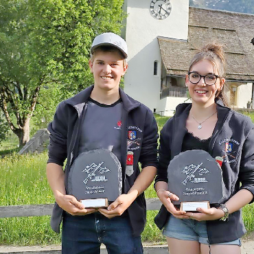 Mirjam Wehren wird erste Fähnrichin der Geschichte - Fabio Gygax und Nora von Siebenthal, beide Feldschützen Lauenen, sind die Wanderpreisgewinner der Jungschützen.