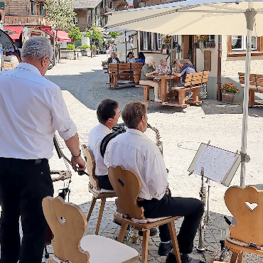 Ländlerfest Gstaad brachte die Promenade wieder zum Klingen - Die Gstaader Promenade wurde zum Konzertsaal.