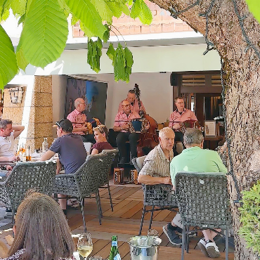 Ländlerfest Gstaad brachte die Promenade wieder zum Klingen - Einheimische wie auch zahlreiche Gäste genossen die musikalische Athmosphäre.