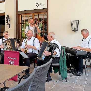 Ländlerfest Gstaad brachte die Promenade wieder zum Klingen - Die Familienkapelle Walker in Aktion.    FOTOS: ZVG