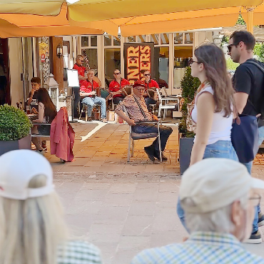 Ländlerfest Gstaad brachte die Promenade wieder zum Klingen - Während des Flanierens den verschiedenen Formationen lauschen.