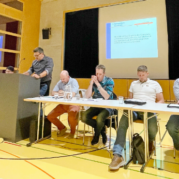 Wenn ein Millionen-Ertragsüberschuss Sorgenfalten bereitet… - 27 Stimmberechtigte nahmen an der Versammlung teil, darunter der neunköpfige Gesamtgemeinderat sowie der Gemeindeschreiber und der Finanzverwalter. Am Rednerpult: Gemeinderat Marius Frank.   FOTO: ANITA MOSER