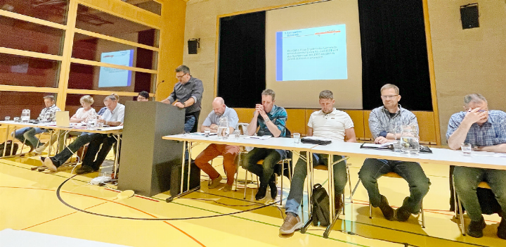 27 Stimmberechtigte nahmen an der Versammlung teil, darunter der neunköpfige Gesamtgemeinderat sowie der Gemeindeschreiber und der Finanzverwalter. Am Rednerpult: Gemeinderat Marius Frank. FOTO: ANITA MOSER 27 Stimmberechtigte nahmen an der Versammlung teil, darunter der neunköpfige Gesamtgemeinderat sowie der Gemeindeschreiber und der Finanzverwalter. Am Rednerpult: Gemeinderat Marius Frank. FOTO: ANITA MOSER