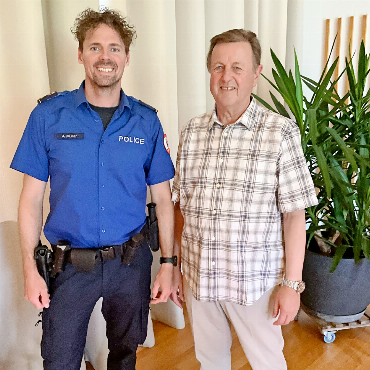 Ein Fachmann gibt Ratschläge zur Sicherheit im Alltag - Ueli Müller, Präsident des Seniorenrats Saanenland (rechts), mit Toni Müller, dem Referenten der Kantonspolizei Bern.    FOTO: HANSUELI GAMMETER