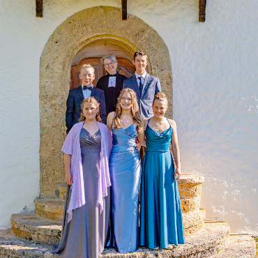 Konfirmation Lauenen: «Vertrau dem Plan» - Die Lauener Konfirmand:innen: v.l. Elvira Reichenbach, Matthias Reichenbach, Carola Watts (Pfarrerin), Nico Oehrli, Milena Perreten, Lya Oehrli und Noemi Reichenbach.    FOTO: ZVG