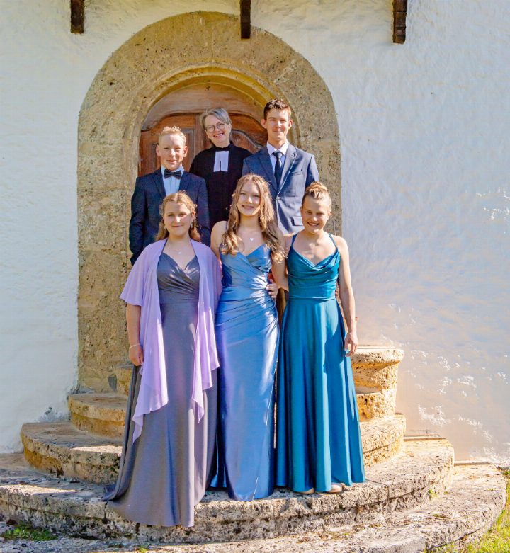 Die Lauener Konfirmand:innen: v.l. Elvira Reichenbach, Matthias Reichenbach, Carola Watts (Pfarrerin), Nico Oehrli, Milena Perreten, Lya Oehrli und Noemi Reichenbach.    FOTO: ZVG
