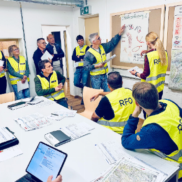 Führungsorgan trainiert für Grossereignisse - Die Fachbereichsleitenden und ihre Stellvertreter bei einem Rapport.    FOTO: ZVG