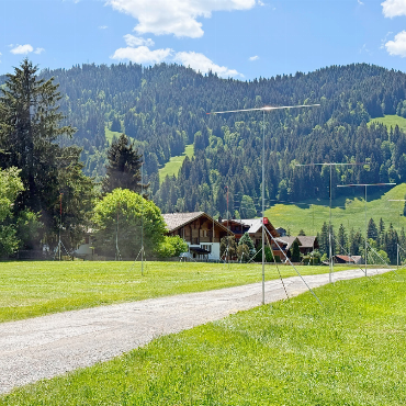 Nächste Hürde geschafft - Die Bauprofile stehen. Wo heute noch Wiese ist, sollen bis 2029 insgesamt 63 Genossenschaftswohnungen entstehen.    FOTO UND VISUAL: REICHENBACH ARCHITEKTEN, SAANEN