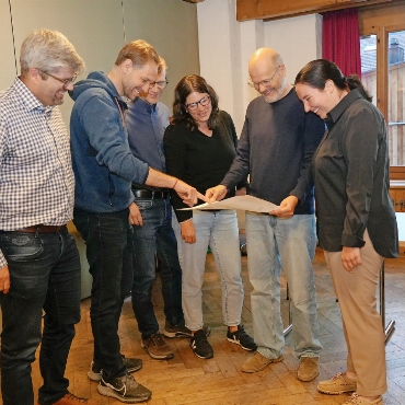 Nächste Hürde geschafft - Fördergelder zugesichert, Projekt auf Kurs: Der Vorstand blickt nach der Generalversammlung zuversichtlich auf die nächsten Schritte. (V.l.) Martin Hefti, Claudio Thoenen, Joe Bürki, Susanne Bill, Hanspeter Reichenbach, Ana de Moura. Es fehlen: Louis Lanz und Thomas Kernen.    FOTO: SONJA WOLF