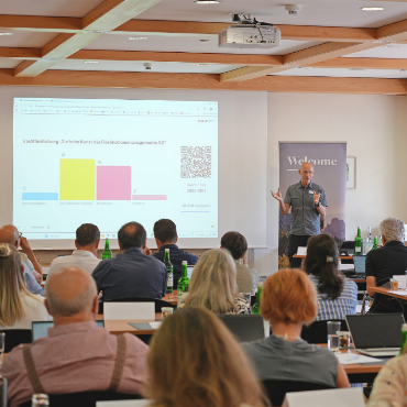 Gstaad denkt Tourismus weiter - Von Andermatt bis Zürich Tourismus: Die unterschiedlichsten Tourismusorganisationen nehmen an der Fachtagung über Destinationsmanagement 4.0 teil. Vorne referiert Professor Jürg Stettler.    FOTO: JONATHAN SCHOPFER