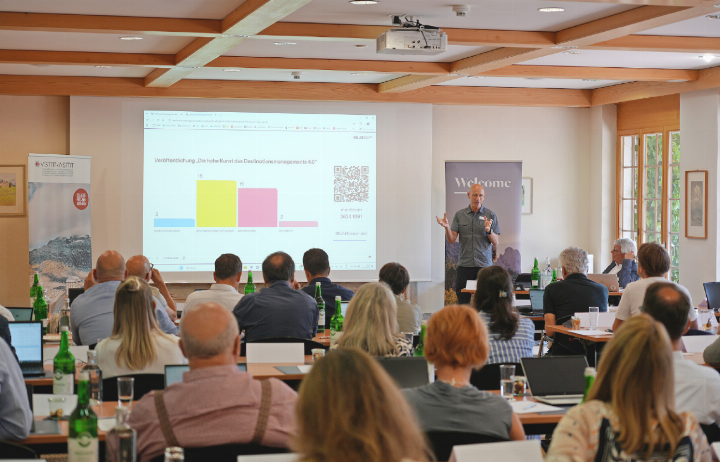 Von Andermatt bis Zürich Tourismus: Die unterschiedlichsten Tourismusorganisationen nehmen an der Fachtagung über Destinationsmanagement 4.0 teil. Vorne referiert Professor Jürg Stettler.    FOTO: JONATHAN SCHOPFER