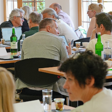 Gstaad denkt Tourismus weiter - Welche Themen beschäftigen Destinationsmanagementorganisationen derzeit?
Die Teilnehmenden tauschen sich über Herausforderungen aus.   FOTOS: JONATHAN SCHOPFER
