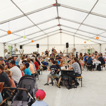 Generationenfest im Grund - Gut gefüllte Tische am Sonntagmittag.