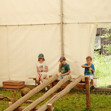 Generationenfest im Grund - Die JO-Kinder warteten auf ihren Einsatz beim Kegelstellen.    FOTOS: MELANIE STÄHLI