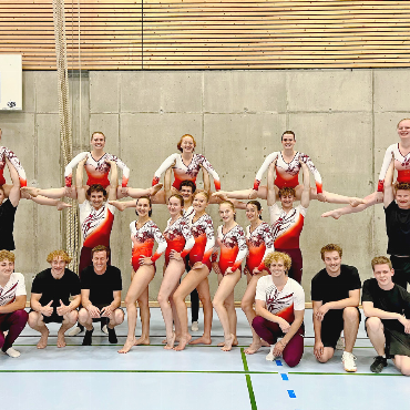 101 Turnerinnen und Turner begeistern an der Amtsturngala - Mit Synchronität, Präzision und Eleganz überzeugte die Aktivriege des TV Saanen-Gstaad mit ihrem Boden- und Ringprogramm.    FOTOS: ZVG
