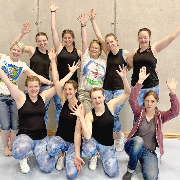 101 Turnerinnen und Turner begeistern an der Amtsturngala - Lächeln inklusive: Die Aerobicriege des TV Zweisimmen zeigte, dass Synchronität und gute Laune bestens zusammenpassen.