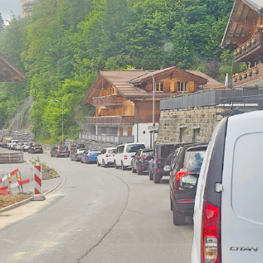 Staus wegen Belagsarbeiten - Der Stau zieht sich bis zur Krambrücke auf der Lauenenstrasse.    FOTO: ZVG