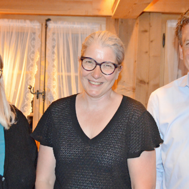 Doppelte Verstärkung für die Kirchgemeinde Saanen-Gsteig - Blicken positiv in die Zukunft: Pfarrerin Marianne Kellenberger (Mitte) mit den beiden neu gewählten Pfarrleuten Andrea Flückiger und Ulrich Hossbach. FOTO: TONI SIEGRIST