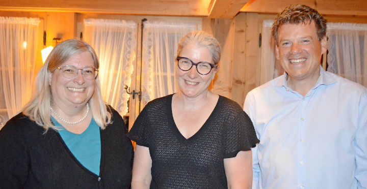 Blicken positiv in die Zukunft: Pfarrerin Marianne Kellenberger (Mitte) mit den beiden neu gewählten Pfarrleuten Andrea Flückiger und Ulrich Hossbach. FOTO: TONI SIEGRIST
