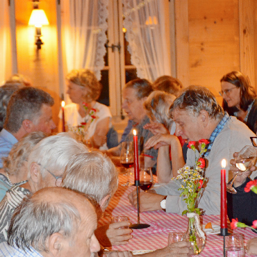 Doppelte Verstärkung für die Kirchgemeinde Saanen-Gsteig - Stimmungsbild vom Umtrunk im Restaurant Bären. FOTOS: TONI SIEGRIST