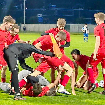 Nach dem FC Thun sorgt auch Team Simme/Saane für Furore - Nach seinem Siegestor zum 3:1 geht Firmin Cottier im Jubel zu Boden. FOTO: ZVG
