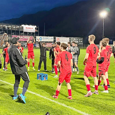Nach dem FC Thun sorgt auch Team Simme/Saane für Furore - Team Simme/Saane feiert seinen Sieg gegen denFC Frutigen und konnte dabei auf dieUnterstützung zahlreicher Fans zählen.   FOTO: ZVG