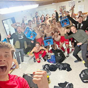 Nach dem FC Thun sorgt auch Team Simme/Saane für Furore - Das Team Simme/Saane feiert ihren Sieg gegen den FC Frutigen bis früh am Morgen. FOTO: ZVG
