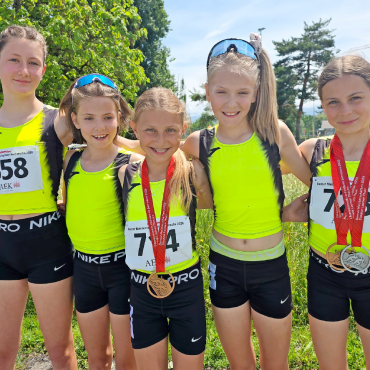 Achtmal Edelmetall an den Berner Nachwuchsmeisterschaften in Thun - U14 und U12: Nora Huwiler, Emélie Herrmann, Maelle Perreten, Elena Herrmann, Joelle Steffen. Es fehlt: Luisa Perreten.