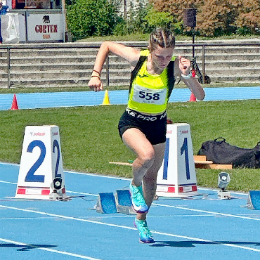 Achtmal Edelmetall an den Berner Nachwuchsmeisterschaften in Thun - Nora Huwiler beim Start zum 60m-Sprint.