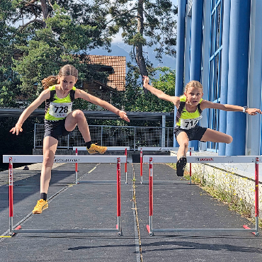 Achtmal Edelmetall an den Berner Nachwuchsmeisterschaften in Thun - Hürden U12: Joelle Steffen, Maelle Perreten.